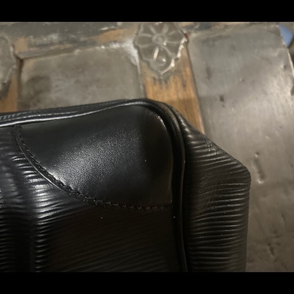 Louis Vuitton Black Epi Segur Mm - Picture 7 of 10